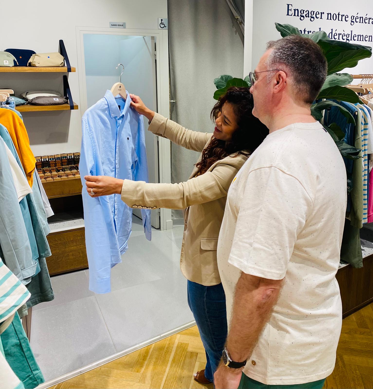 Nirina avec un client dans une boutique-Toulouse-Relooking homme